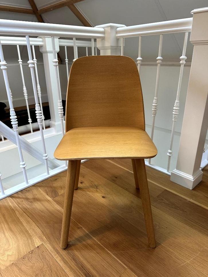 Stoel Hout - Muuto Nerd Eiken 4x, Huis en Inrichting, Stoelen, Zo goed als nieuw, Vier, Hout, Bruin, Ophalen