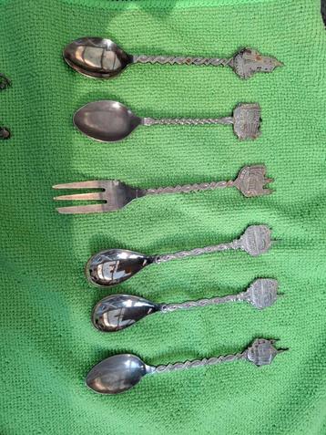 Souvenirlepels en vorkje met Belgische gebouwen beschikbaar voor biedingen