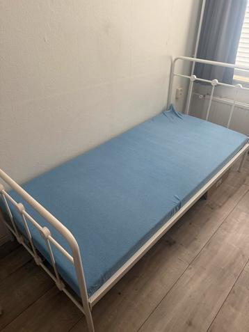 Stalen meisjes bed beschikbaar voor biedingen