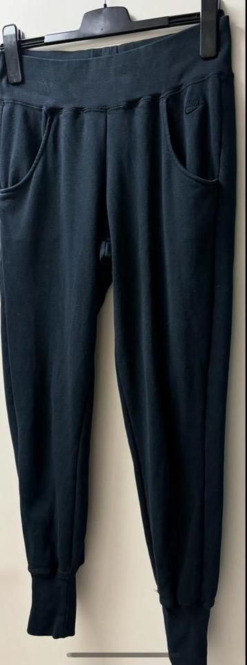 Zwarte Nike sportbroek in maat S. beschikbaar voor biedingen