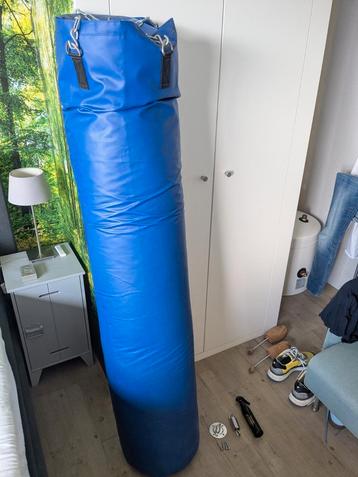 Bokszak met veer en ophangplaat beschikbaar voor biedingen