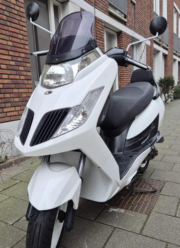 GOED LEZEN A.U.B. Een zeer mooi uitziende Kymco new dink 50 beschikbaar voor biedingen
