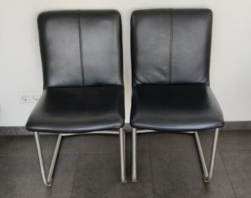 2 leren eetkamerstoelen met metalen frame  beschikbaar voor biedingen