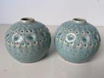 2 ronde vaasjes licht blauw, Blauw, Aardewerk of Porselein, Ophalen of Verzenden, Zo goed als nieuw