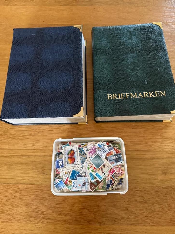 Ruim 9300 postzegels (hele wereld) in 2 albums plus doos, Postzegels en Munten, Postzegels | Volle albums en Verzamelingen, Nederland en Buitenland