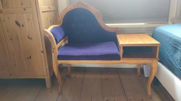 Antiek telefoonbankje met Tafel beschikbaar voor biedingen