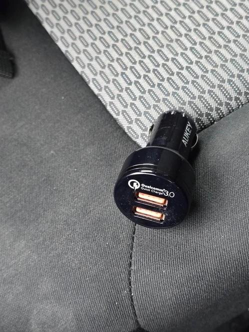 Autolader aukey cc-t8 car charger dual usb 3.0 auto lader, Telecommunicatie, Autoladers, Zo goed als nieuw, Ophalen
