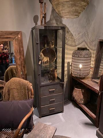 Landelijk stoer vintage industrieel kast tafel stoelen lamp  beschikbaar voor biedingen