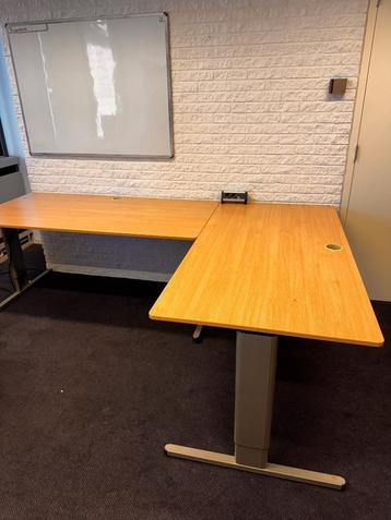 2x Bureau kantoor met ladekast en elektra voorbereiding beschikbaar voor biedingen