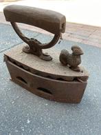 Oud antiek ijzeren strijkijzer op kooltjes – decoratief, Ophalen of Verzenden