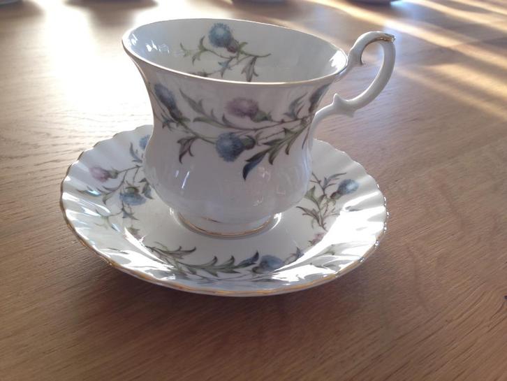 Royal Albert kop en schotel Brigadoon, Verzamelen, Porselein, Kristal en Bestek, Zo goed als nieuw, Kop en/of schotel, Porselein