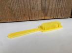 Geel Barbie borstel vintage, Verzamelen, Poppen, Ophalen of Verzenden, Zo goed als nieuw, Accessoires