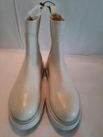 Leather ecru white - biker boots with warm padding size 39, Beige, Lage of Enkellaarzen, Nieuw, Ophalen of Verzenden