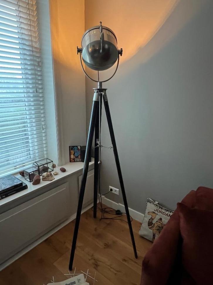 Industriële tripod vloerlamp, Huis en Inrichting, Lampen | Vloerlampen, Zo goed als nieuw, 150 tot 200 cm, Hout, Metaal, Ophalen