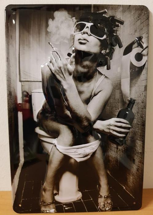 Vrouw op wc roken zwart wit relief reclamebord van metaal, Huis en Inrichting, Woonaccessoires | Wanddecoraties, Nieuw, Ophalen of Verzenden