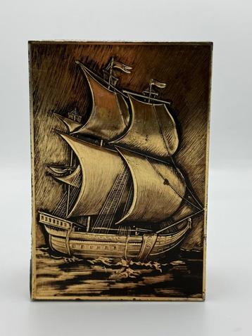 Vintage snoep blik met bronzen schip beschikbaar voor biedingen