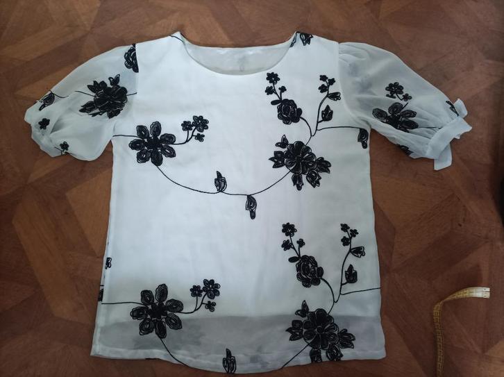 Chiffon blouse met geborduurde bloemen maat M, Kleding | Dames, Blouses en Tunieken, Zo goed als nieuw, Maat 38/40 (M), Wit, Ophalen of Verzenden
