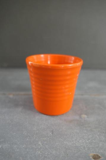 Vintage kleine oranje bloempot beschikbaar voor biedingen