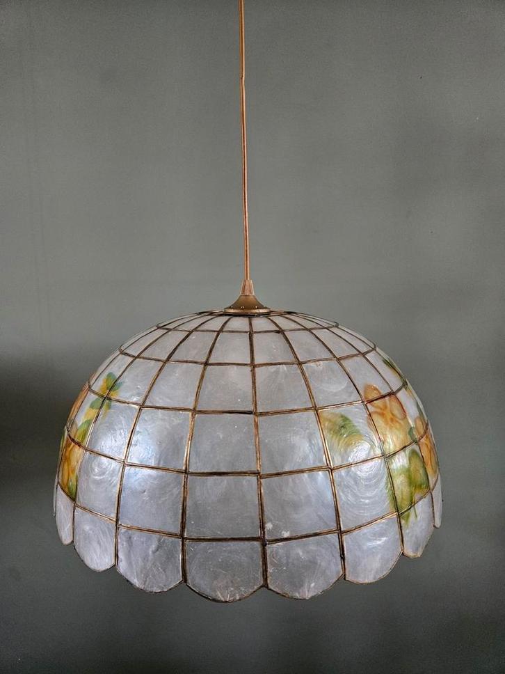 Vintage capiz schelpen en messing hanglamp met bloemmotief, Huis en Inrichting, Lampen | Hanglampen, Gebruikt, Minder dan 50 cm