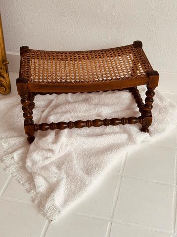 Voetenbankje antiek webbing rotan pitriet bobbin beschikbaar voor biedingen