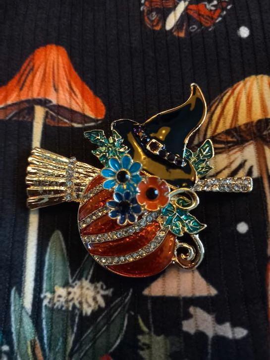 Halloween broche, heks, witch, witchy, herfst, samhain, Sieraden, Tassen en Uiterlijk, Broches, Nieuw, Overige materialen, Overige kleuren