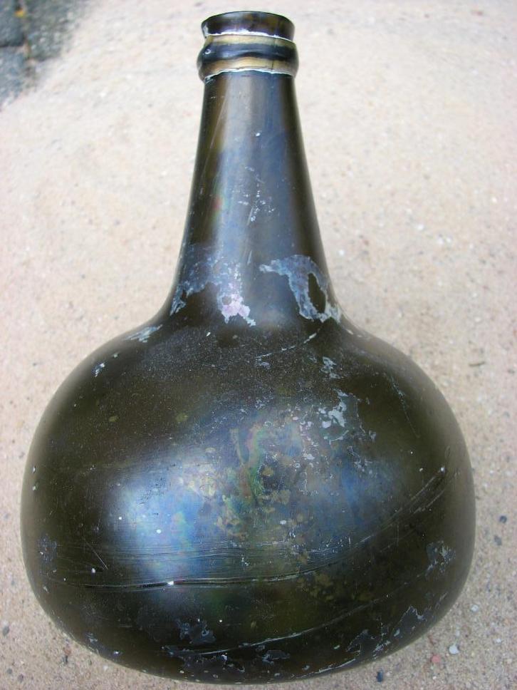 bodemvondst, puntgave 17e eeuwse z.g. kattekop fles, Antiek en Kunst, Antiek | Glas en Kristal, Ophalen of Verzenden