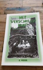 Het verscholen dorp. Verzet en onderduikers op de veluwe. A., Boeken, Ophalen of Verzenden, Zo goed als nieuw, Overige onderwerpen