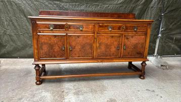 Antiek dressoir met mooi bewerkte details op de hoeken. beschikbaar voor biedingen