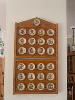 Houten kast met 24 bordjes Hummel puntgaaf, Ophalen of Verzenden