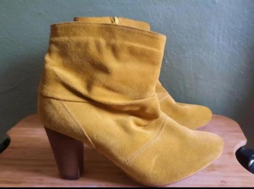 Mooie gele suede enkellaarzen van INVITO mt. 40, Kleding | Dames, Schoenen, Zo goed als nieuw, Hoge laarzen, Geel, Ophalen of Verzenden