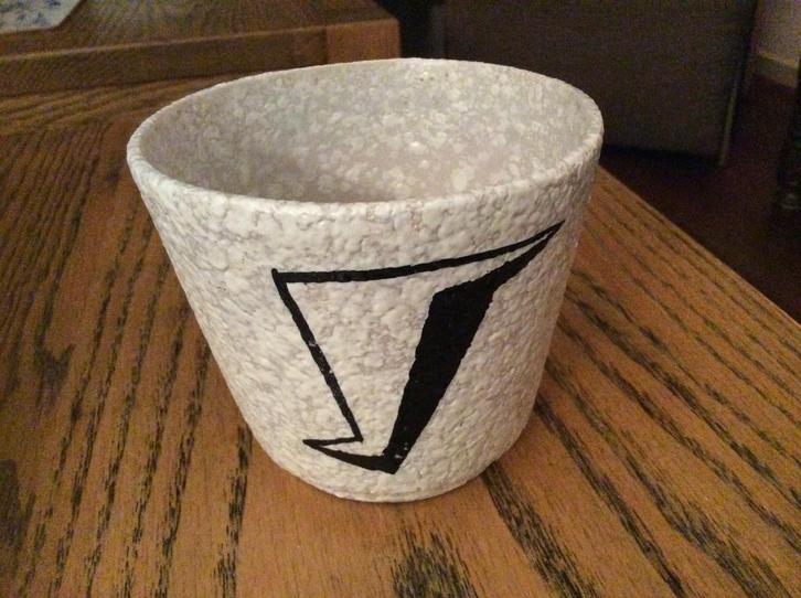 Vintage jaren 70 bloempotje,hoog 9 cm,zwart-wit,retro., Antiek en Kunst, Antiek | Vazen, Ophalen of Verzenden