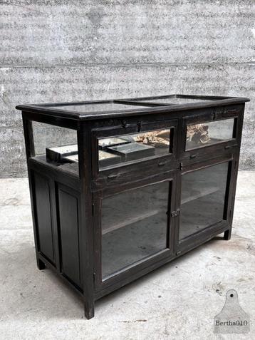 Antieke houten vitrine glazen toonbank jaren 20 keukeneiland beschikbaar voor biedingen