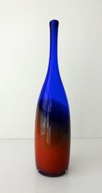 Glazen vaas blauw en rood lange hals Meydam Leerdam 3509-g, Antiek en Kunst, Antiek | Glas en Kristal, Ophalen of Verzenden