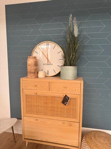 Nieuwe houten kast met lades en deur beschikbaar voor biedingen