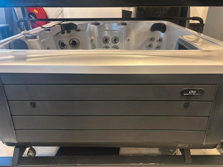 Riptide Infinity BT-360 jacuzzi, gebruikt, 200x200x82 cm, Tuin en Terras, Bubbelbaden en Hottubs, Gebruikt, Vast, Afdekzeil, Filter