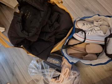 3 TASSEN VOL DAMES KLEDING EN SCHOENEN EN DAMES WINTERJASSEN beschikbaar voor biedingen