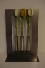 Nieuw modern metalen kunstwerk met 3 houten tulpen 40cm vaas, Ophalen of Verzenden