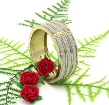 Ovale prachtige dames gouden armband. beschikbaar voor biedingen