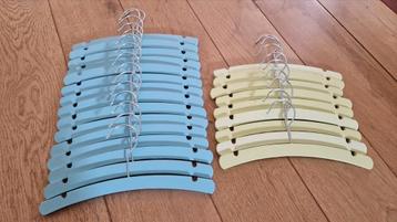 24 Kledinghangertjes (kinderen) (lichtgroen en lichtblauw) beschikbaar voor biedingen