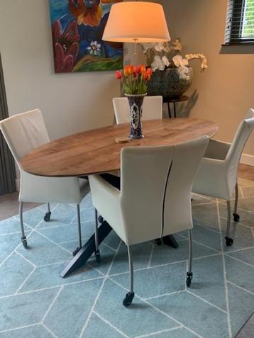 MOOIE EETHOEK OVAAL MET 4 LEREN STOELEN OP WIELTJES beschikbaar voor biedingen