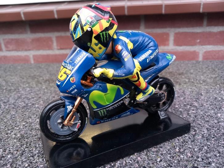 Yamaha YZR M1 #46 Valentino Rossi 2017 karikatuur, Hobby en Vrije tijd, Modelauto's | 1:5 tot 1:12, Zo goed als nieuw, Motor, 1:9 t/m 1:12