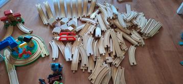 Houten trein rails met treintjes ect. beschikbaar voor biedingen