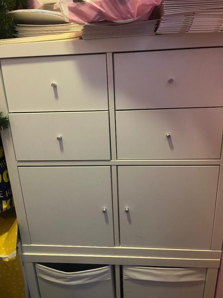 Kallax kast, Huis en Inrichting, Kasten | Boekenkasten, Zo goed als nieuw, 50 tot 100 cm, Minder dan 100 cm, 75 cm of meer, Met lade(s)