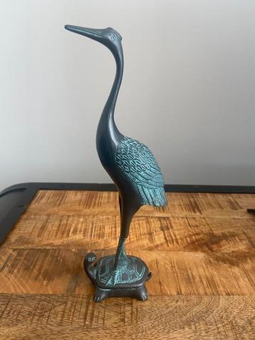 Kraanvogel op schildpad. beschikbaar voor biedingen