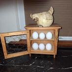 Mini eier-kastje met nieuwsgierige kip., Ophalen of Verzenden