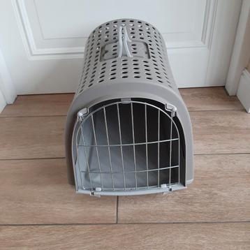 Trendy taupekleurige reismand voor katten beschikbaar voor biedingen