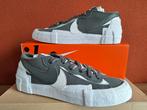 SACAI x NIKE BLAZER LOW "IRON GREY" (2021) - maat 45 - nieuw, Kleding | Heren, Schoenen, Wit, Nike, Nieuw, Ophalen of Verzenden