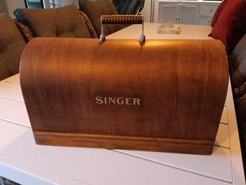 Antieke Singer naaimachine, decoratie  beschikbaar voor biedingen