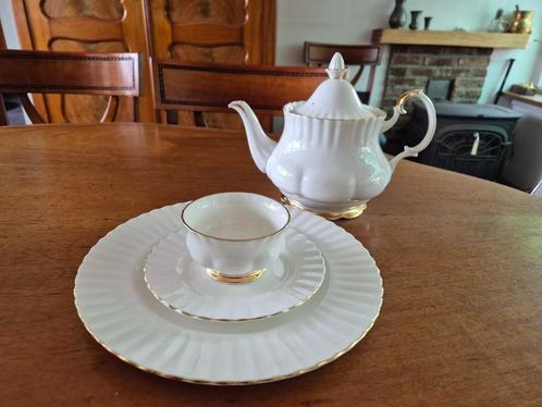 Royal Albert Val D'or servies  Bone China 9 personen, Verzamelen, Porselein, Kristal en Bestek, Zo goed als nieuw, Porselein, Ophalen