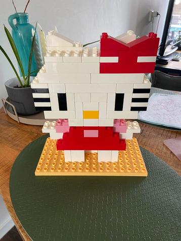 Hello kitty gemaakt van bouwstenen beschikbaar voor biedingen